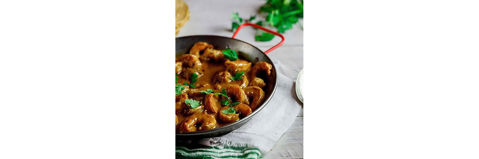 Shrimps with pink coconut sauce