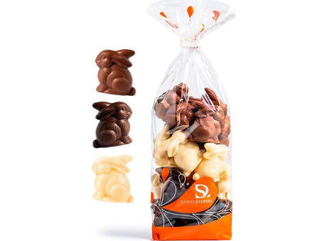 Assortiment De Mini Moulages Lapinous De Chocolat Noir, Blanc Et Lait