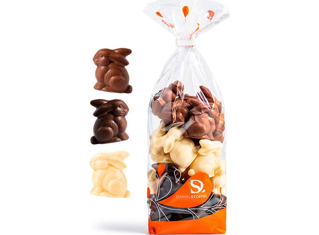 Assortiment De Mini Moulages Lapinous De Chocolat Noir, Blanc Et Lait
