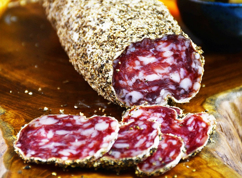 Le Saucisson Sec Traditionnel Enrobe Au Poivre