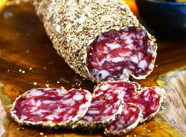 Le Saucisson Sec Traditionnel Enrobe Au Poivre